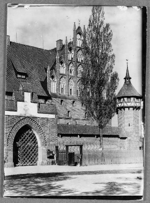 Vor der Marienburg : Marienburg (Malbork/Polen). Deutschordensschloss, Mittelschloss (um 1330)