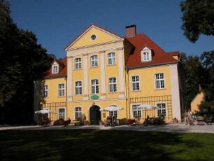 Hotel Schloss Lomnitz bei Jelina Gora, von einer deutschen Familie 1999 aus einer Ruine wieder hergerichtet