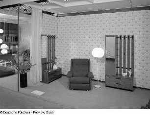 Garderobe : Ausstellungskoje mit Sessel und Garderoben (1975; VEB Möbelwerkstätten Ansprung)