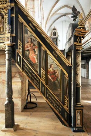 Renaissance-Kanzel mit Tugenden und Heiligenfiguren — Kanzelaufgang mit personifizierten Tugenden — Personifikationen von Glaube und Liebe