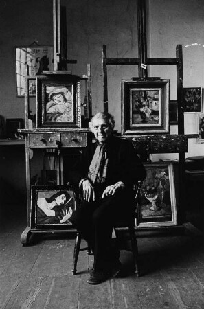 Der Maler Hans Jüchser in seinem Atelier vor seinen Werken