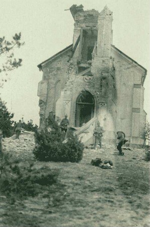 Soldaten vor zerstörter Kirche