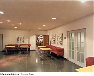 Sächsische Landesbibliothek - Staats- und Universitätsbibliothek Dresden. Zweigbibliothek Maschinenwesen, Teilbibliothek Textil- und Bekleidungstechnik. Foyer mit Sitzgruppen und Eingang zur Bibliothek : Dresden-Südvorstadt, Hohe Straße 6 (Gebäude der TU Dresden). Sächsische Landesbibliothek - Staats- und Universitätsbibliothek Dresden. Zweigbibliothek Maschinenwesen, Teilbibliothek Textil- und Bekleidungstechnik. Foyer mit Sitzgruppen und Eingang zur Bibliothek