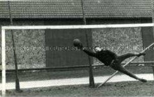 Torwart beim Sprung nach dem Ball