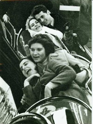 Hamburger Dom 1968. Junge Menschen fahren mit der Achterbahn (Vergrößerung: Grobkorn)