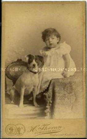 Kleinkind mit Hund