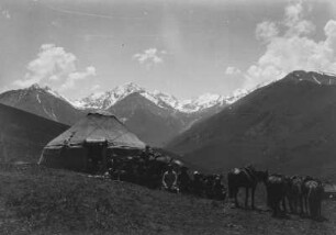 Gruppenportrait : Portrait einer Gruppe aus Zentralasien vor einer Jurte im Tian Shan Hochgebirge