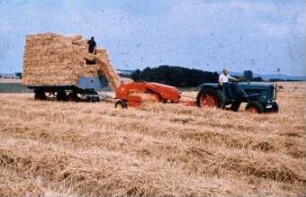 Fotografie: Erntetechnik, Strohbergung, Zweiachsanhänger, Ballenpresse, Hochdruckpresse, Ladeschurre