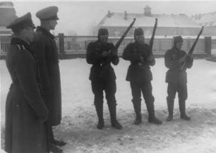 Militärische Grundausbildung von eingezogenen Wehrpflichtigen der Deutschen Wehrmacht in einer Kaserne. Hier Ausbildung am Karabiner Mauser 98 K. Aufgenommen 1940