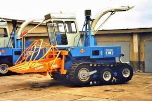 Feldhäcksler E 281 mit Gummigleisband-Fahrwerk und Maisschneidwerk KLADO