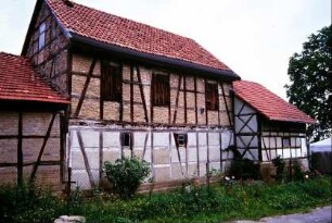 Reihe von Wirtschaftsgebäuden in Fachwerkbauweise
