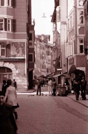 Bozen, Bolzano: Gasse, Vordergrund Café, mit Blick zum Rosengarten