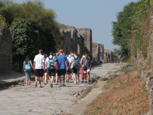 Pompej - Touristengruppe : Aufgenommen am 21. Juli 2004 in den Ausgrabungsstätten der römischen Siedlung Pompeji