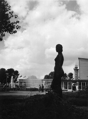Essen. 2. Große Ruhrländische Gartenbau-Ausstellung, Grugapark, Mai bis Oktober 1952. Ausstellungsgelände mit weiblicher Statue und großem Pavillon