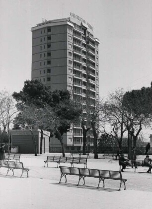 Catania. Sizilien. Belliniplatz. Hochhaus mit Leuchtschrift