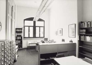 Sächsische Landesbibliothek - Staats- und Universitätsbibliothek Dresden. Außenstelle Stenografische Sammlung. 1. Obergeschoss. Dienstplatz mit Zettelkatalog und Ausleihtheke, links Tür zum Magazin : Dresden-Neustadt, Bautzner Straße 19. Sächsische Landesbibliothek - Staats- und Universitätsbibliothek Dresden. Außenstelle Stenografische Sammlung. 1. Obergeschoss. Dienstplatz mit Zettelkatalog und Ausleihtheke, links Tür zum Magazin