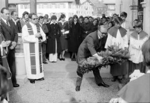 Langenegg, Vorarlberg: Feier vor der Kirche und Kranzniederlegung