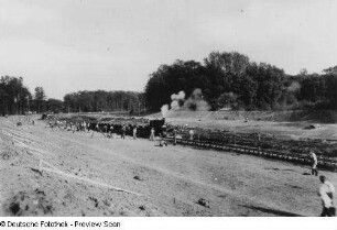 Elster-Luppe-Regulierung, Baustelle im Luppen-Flutbett mit Feldbahn z.Zt. des Massenaushubs im Forstrevier Burgaue