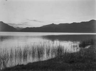 Lago Ascianghi bei Quoram : Blick über den Lago Ascianghi bei Quoram mit Bergen im Hintergrund