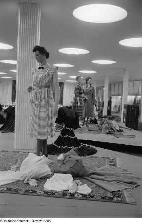 Blick in einen Ausstellungsraum mit Damenbekleidung