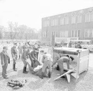 Sowjetische Soldaten erhalten Geschenkpäckchen von der DSF in Berlin-Lichtenberg