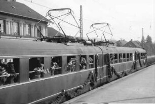 Haltingen: Triebwagenzug mit Schulkindern, von höher gesehen