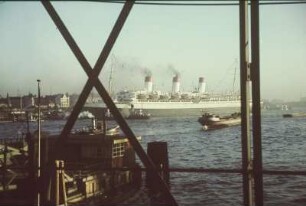 Luxusdampfer "Cap Arcona" : Luxusdampfer "Cap Arcona" (1927; Blohm und Voss) der Hamburg Südamerikanische Dampfschifffahrts-Gesellschaft (HSDG) im Hamburger Hafen