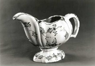 Sauciere. Fayence, blau bemalt; H. 14 cm. Dresden, Hörisch, um 1775. Dresden: Kunstgewerbemuseum 37431