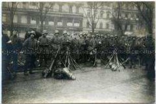 Bewaffnete Regierungstruppen auf dem Dönhoffplatz