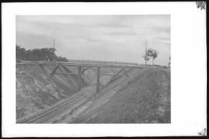 Löthain. Deutsche Eisenbahntruppen. Feldbahnholzbrücke über einen Eisenbahneinschnitt