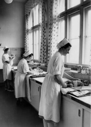 Hamburg. Marienkrankenhaus. Krankenschwestern bei der Arbeit in den hellen, freundlichen und blitzsauberen Räumen der Säuglingsstation