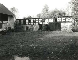 Pulsnitz, Bachstraße 45. Hof Weitzmann (bezeichnet 1854, Perfert um 1420). Hof mit Stallscheune (Ruine)