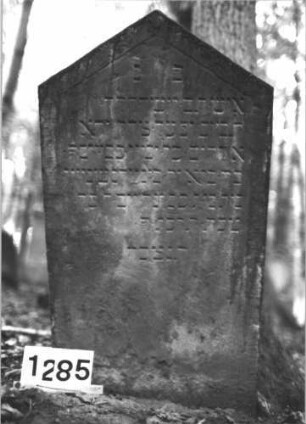 Grabstein 1285 (Index: 99900129) Material: Sandstein Zustand: angewittert Maße HxBxT: 110x59x13 cm Beschreibung: Stele mit Dreiecksabschluss: Grabstein 1285
