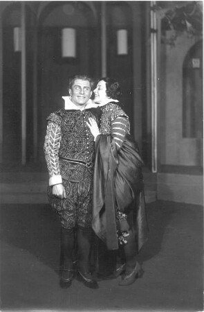 Was ihr wollt. Lustspiel in fünf Aufzügen von William Shakespeare in der Übersetzung von Schlegel. Staatsschauspiel Dresden, Neueinstudierung 03.04.1930 mit Musik von E. Humperdinck : Felix Steinböck als Herzog Orsino und Alice Verden als Viola
