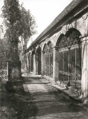 Dresden. Eliasfriedhof. Grüfte (1701/1800) an der Ziegelstraße. Vorn Gruft der Familie Wernburg-Grünler