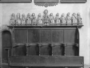 Christus mit den zwölf Aposteln