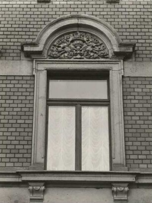 Dresden-Neustadt, Martin-Luther-Platz 14 / Ecke Pulsnitzer Straße. Wohnhaus mit Laden (um 1895). Fenster (1. Obergeschoß)