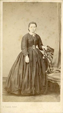 Studiofotografie einer stehenden Dame