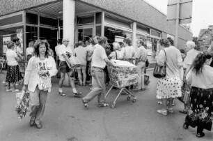 Ex-DDR Bürger in westdeutschen grenznahen Städten, 8. + 9. August 1990. hier: ALDI-MArkt in Helmstedt