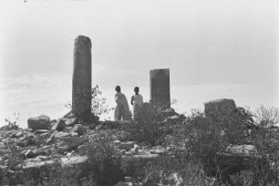 Ruine der Kirche von Cholleo : Landschaft mit Ruinenteilen zwischen denen zwei Jungen stehen