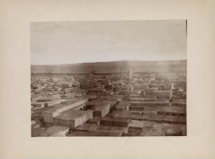 Blick über Diyarbakir : Blick vom Minarett der Ulu Cami (Große Moschee) nach Norden über die Stadt Diyarbakir. In der Bildmitte der gestreifte Turm der Nebi Moschee.