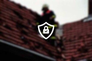 Hamburger Straße: Explosion eines Wohn- und Stallgebäudes: Feuerwehrmann auf beschädigtem Dach eines Gebäudes: 23. Januar 1998