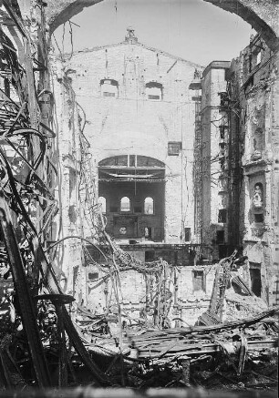 Dresden-Altstadt. Ruine des Opernhauses. Blick durch das Bühnenportal gegen das Bühnenhaus