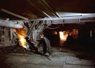 Arbeiter in der Karbidofenstraße im Elektrochemischen Kombinat Bitterfeld