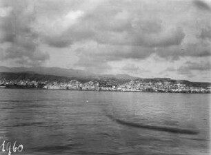 Hafen : Panorama der Küstenlinie mit Stadt und Hafen