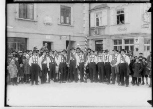 Fasnacht Sigmaringen 1931; Bräutlingsgesellen vor dem Gasthaus Traube
