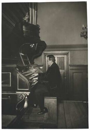 Max Reger an der Orgel