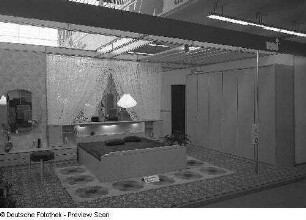 Schlafzimmer (Modell T 21) : Ausstellungskoje mit Schlafzimmermöbeln (Modell T 21) des VEB Möbelkombinat Zeulenroda-Triebes (ZEUTRIE)