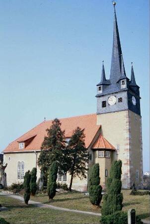 Dorfkirche und Teil des Kirchhofs