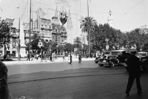 Reisefotos Argentinien. Buenos Aires, Plaza de Mayo. Ansicht mit Obelisk zur Erinnerung an die Vertreibung des Vizekönigs Baltasar Hidalgo de Cisneros y la Torre am 25. Mai 1810 durch bewaffnete Bürger